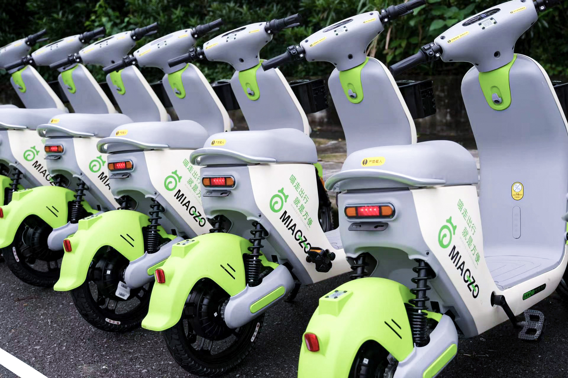 整齊擺放在路邊的共享電動(dòng)車(chē) 整齊擺放在路邊的共享電動(dòng)車(chē)