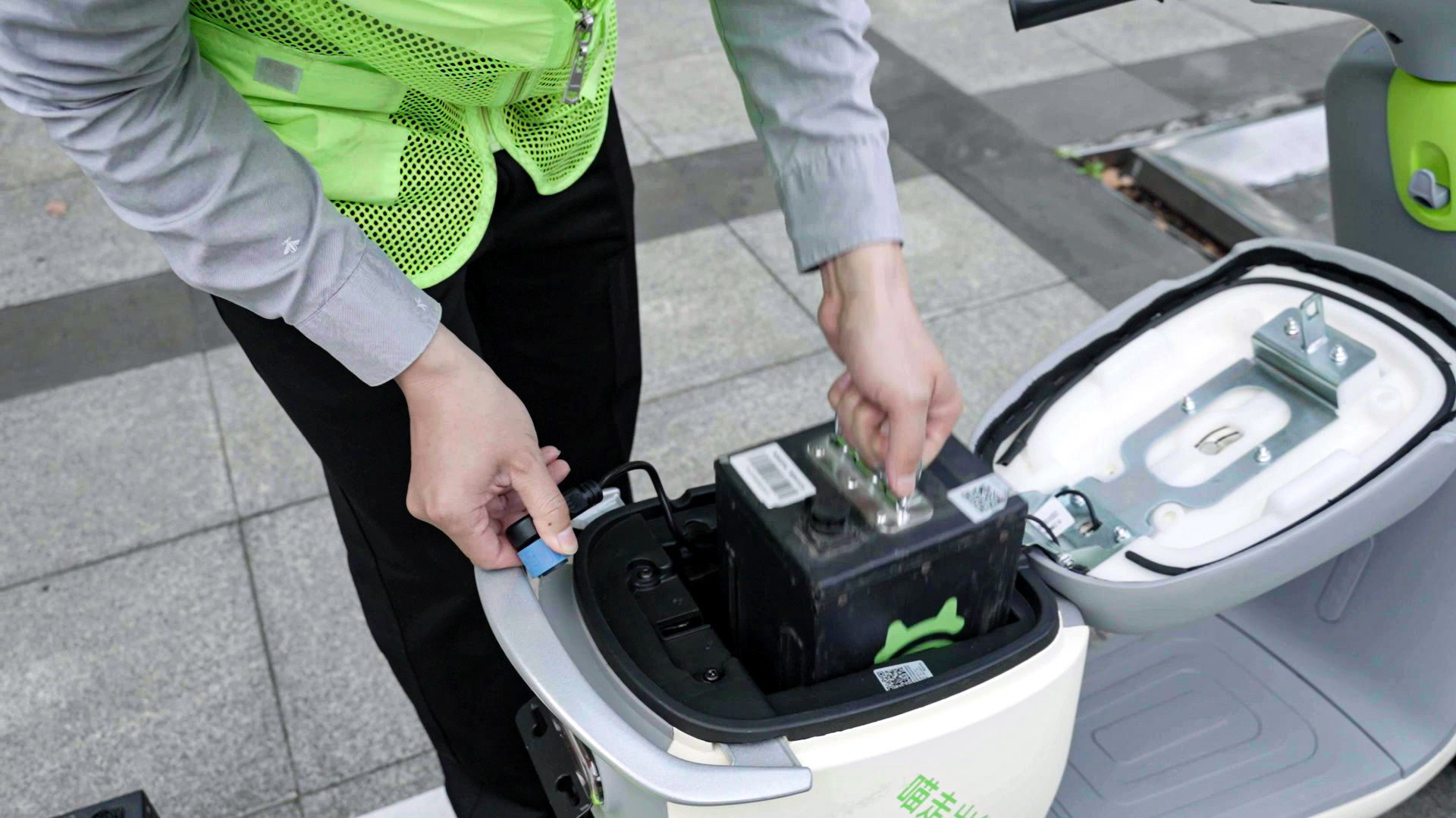 工作人員為共享電單車換電 工作人員為共享電單車換電