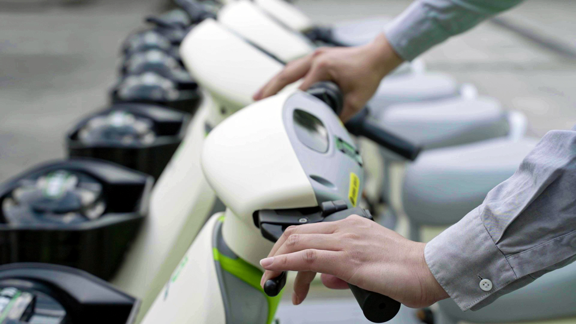 投放在路邊的共享電動(dòng)車 投放在路邊的共享電動(dòng)車